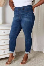 Load image into Gallery viewer, Judy Blue Skinny Cropped Jeans
